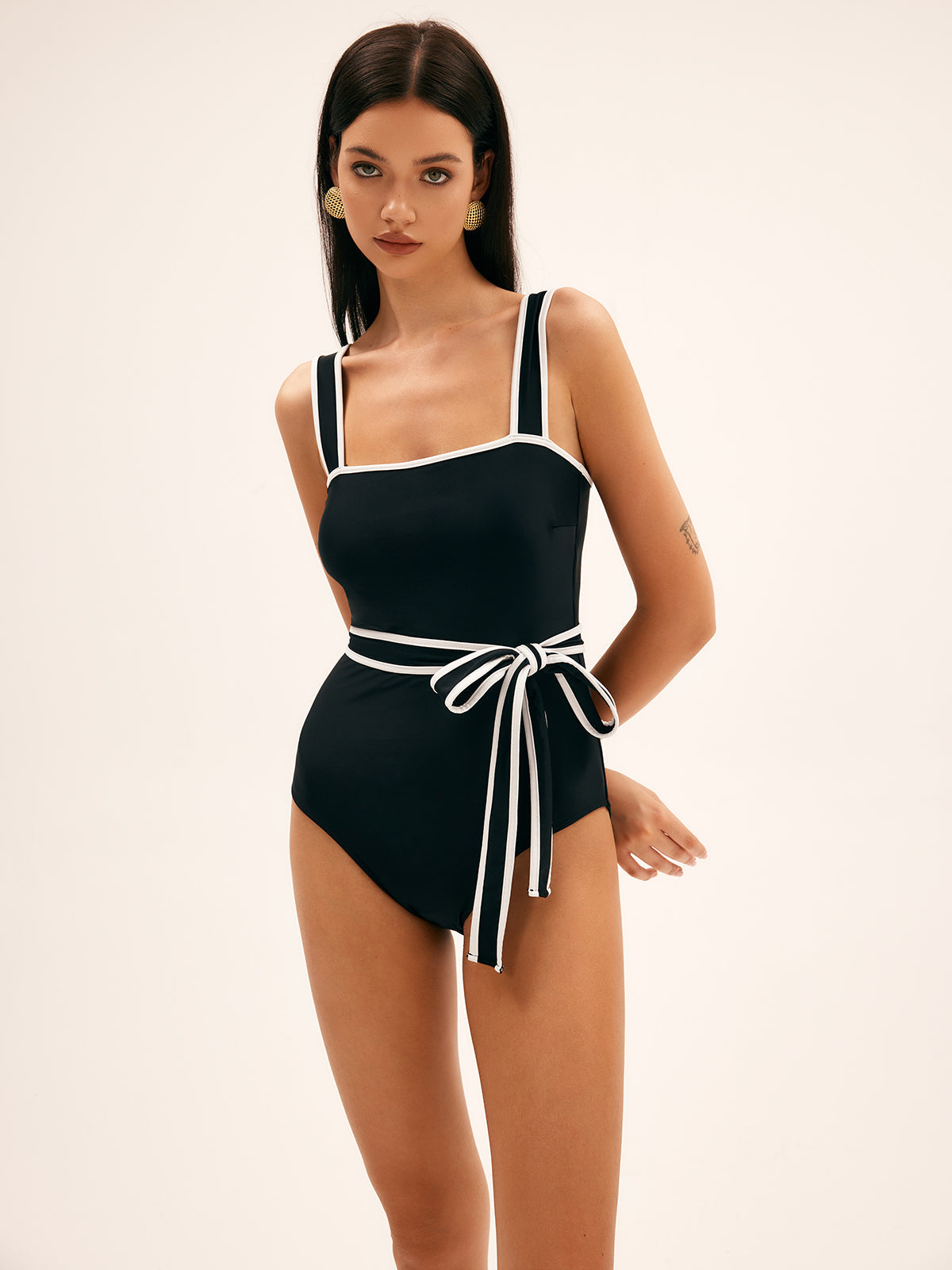 Maillot ceinturé à l’allure rétro