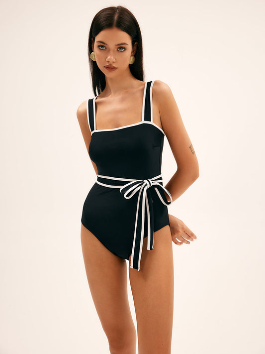 Maillot ceinturé à l’allure rétro