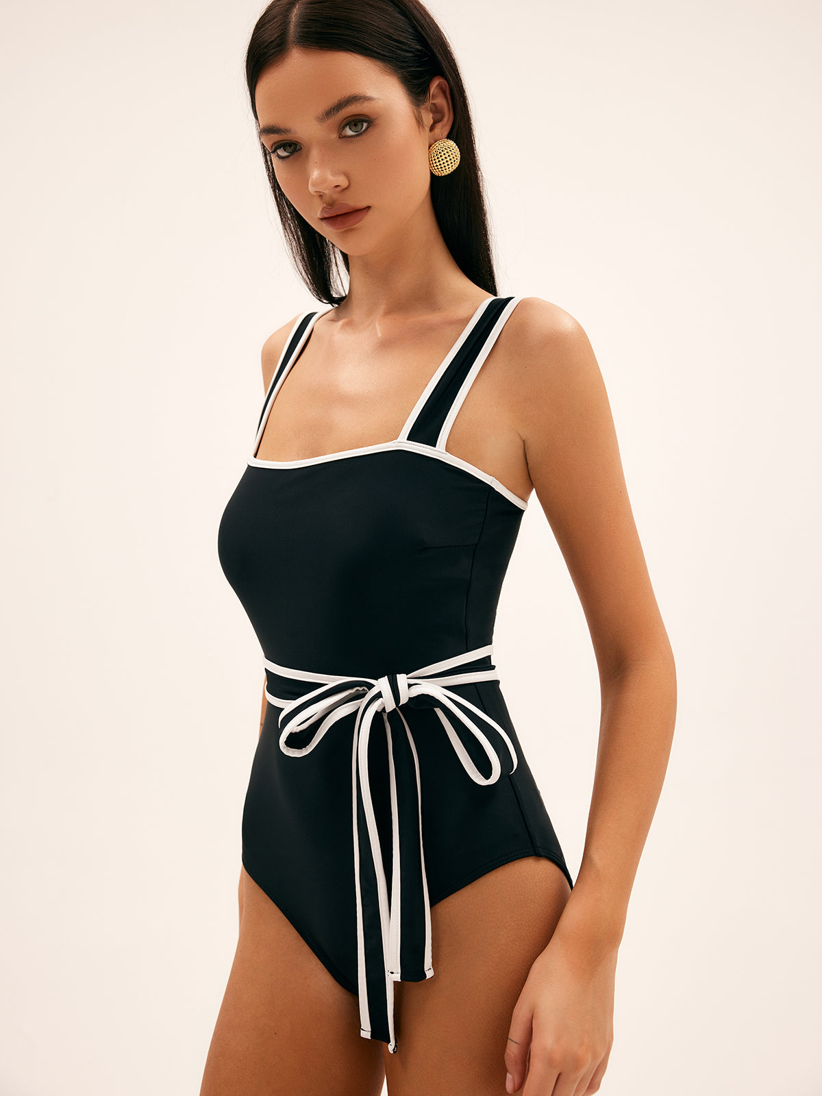 Maillot ceinturé à l’allure rétro