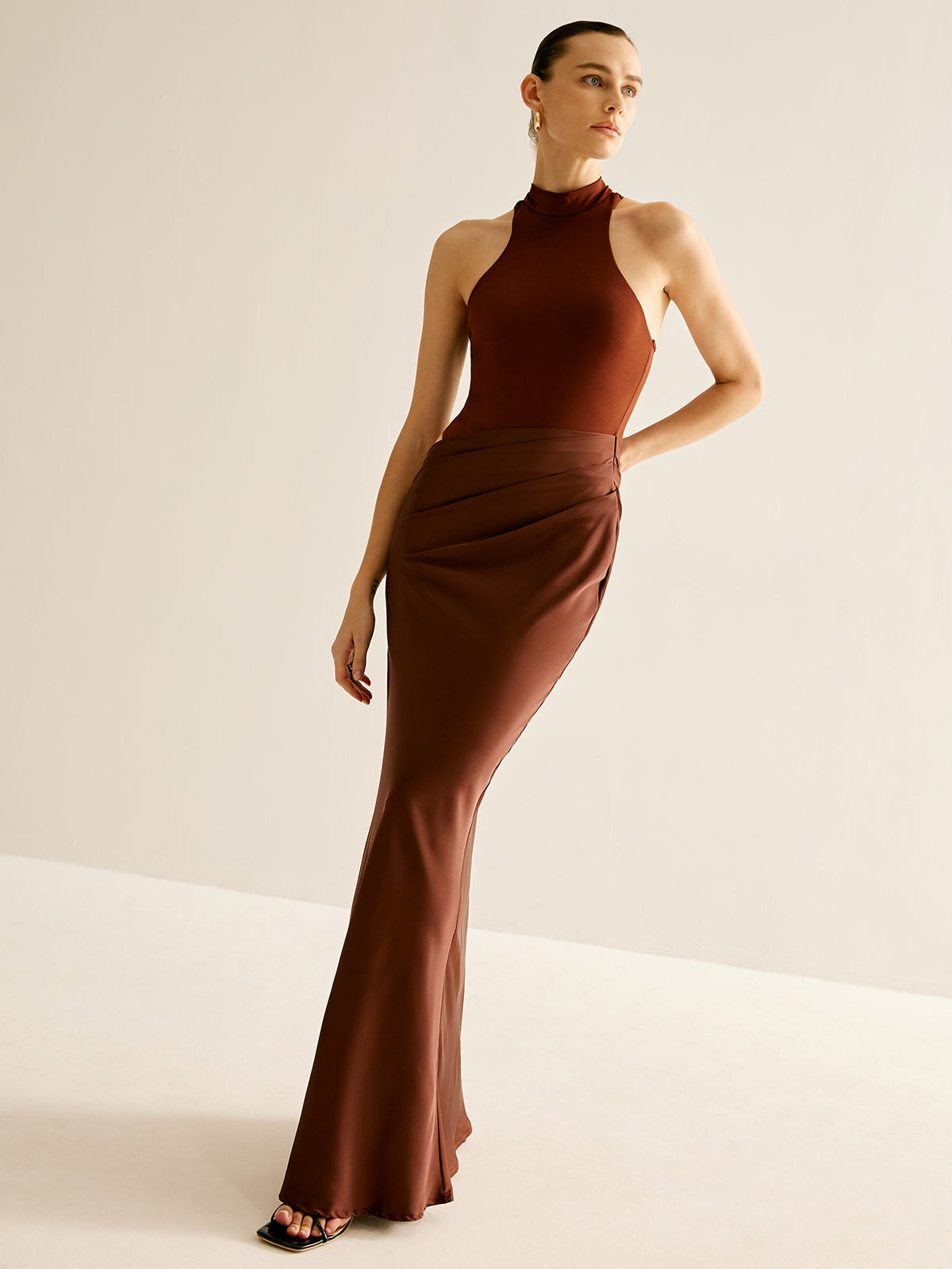 Robe longue dos nu à col montant