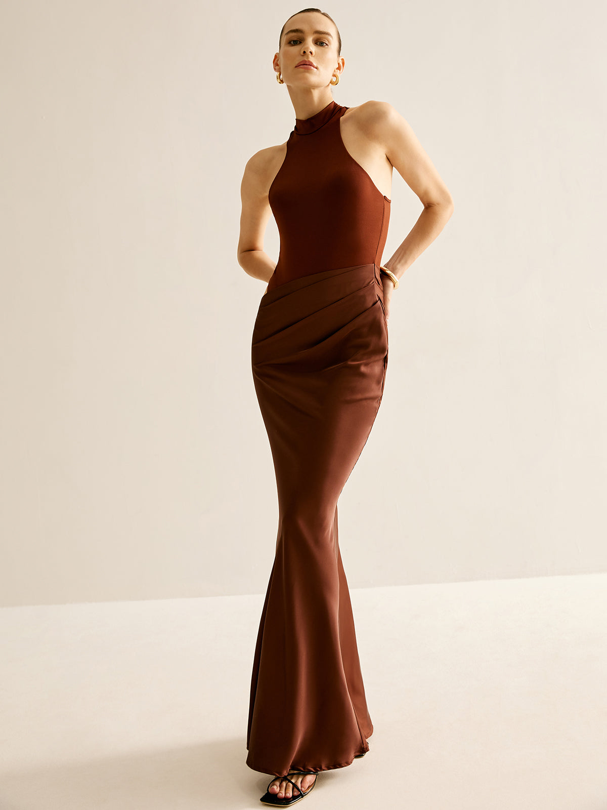 Robe longue dos nu à col montant