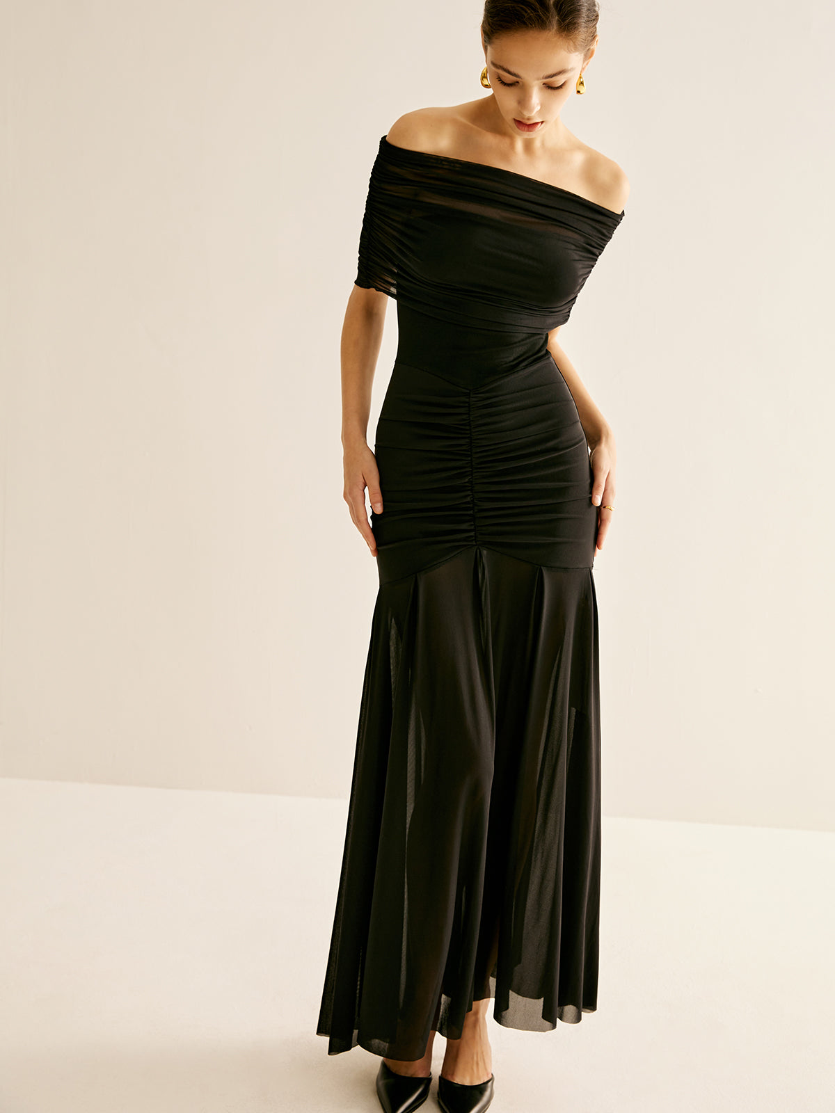 Robe longue off-shoulder drapée