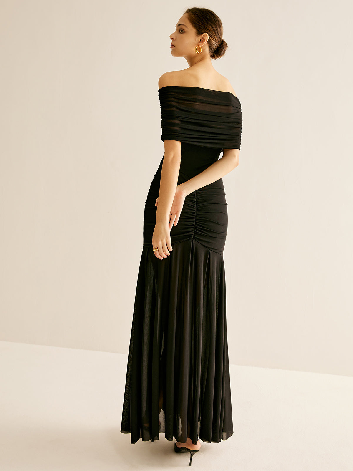 Robe longue off-shoulder drapée