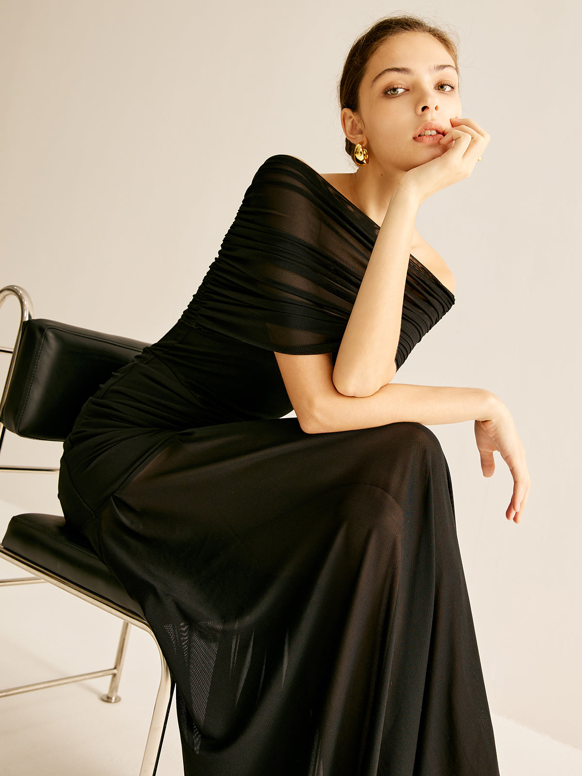 Robe longue off-shoulder drapée