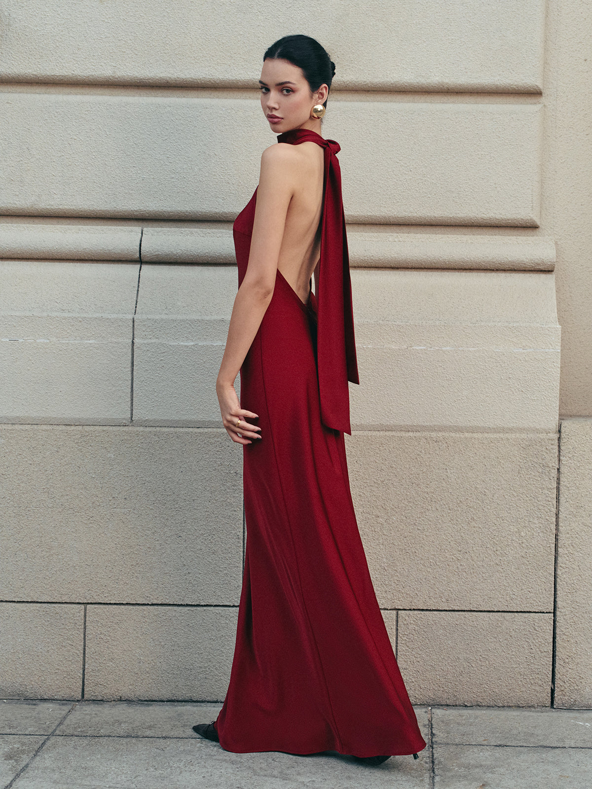 Robe longue élégante à col montant