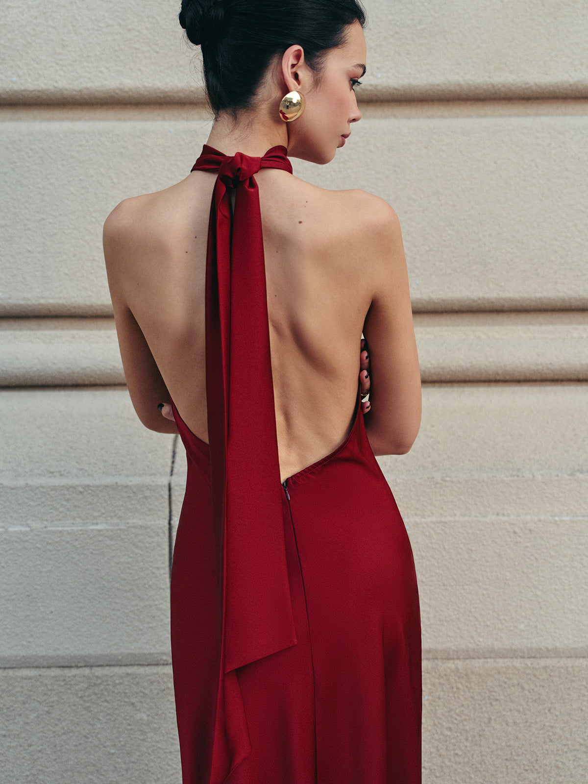 Robe longue élégante à col montant