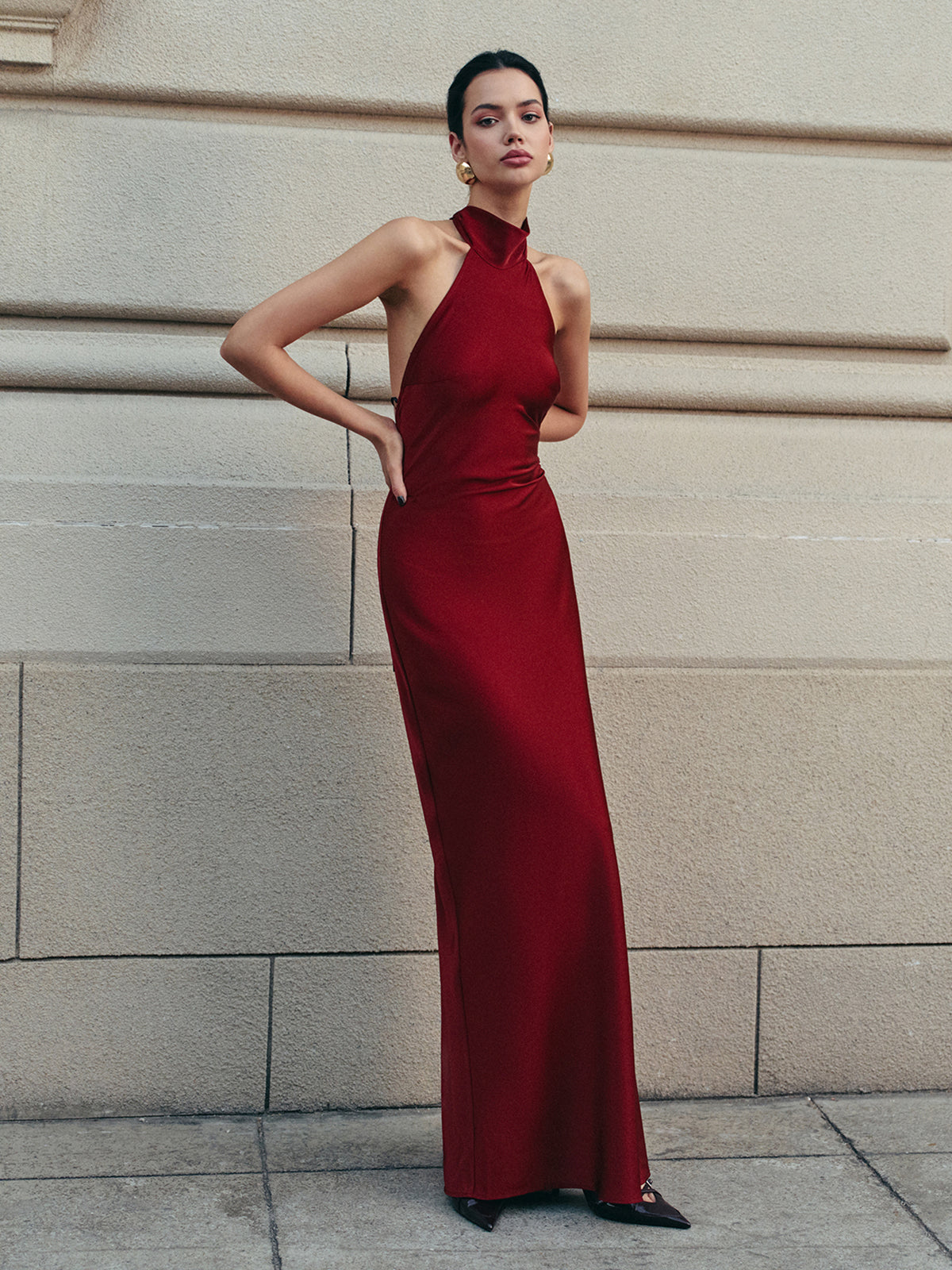 Robe longue élégante à col montant