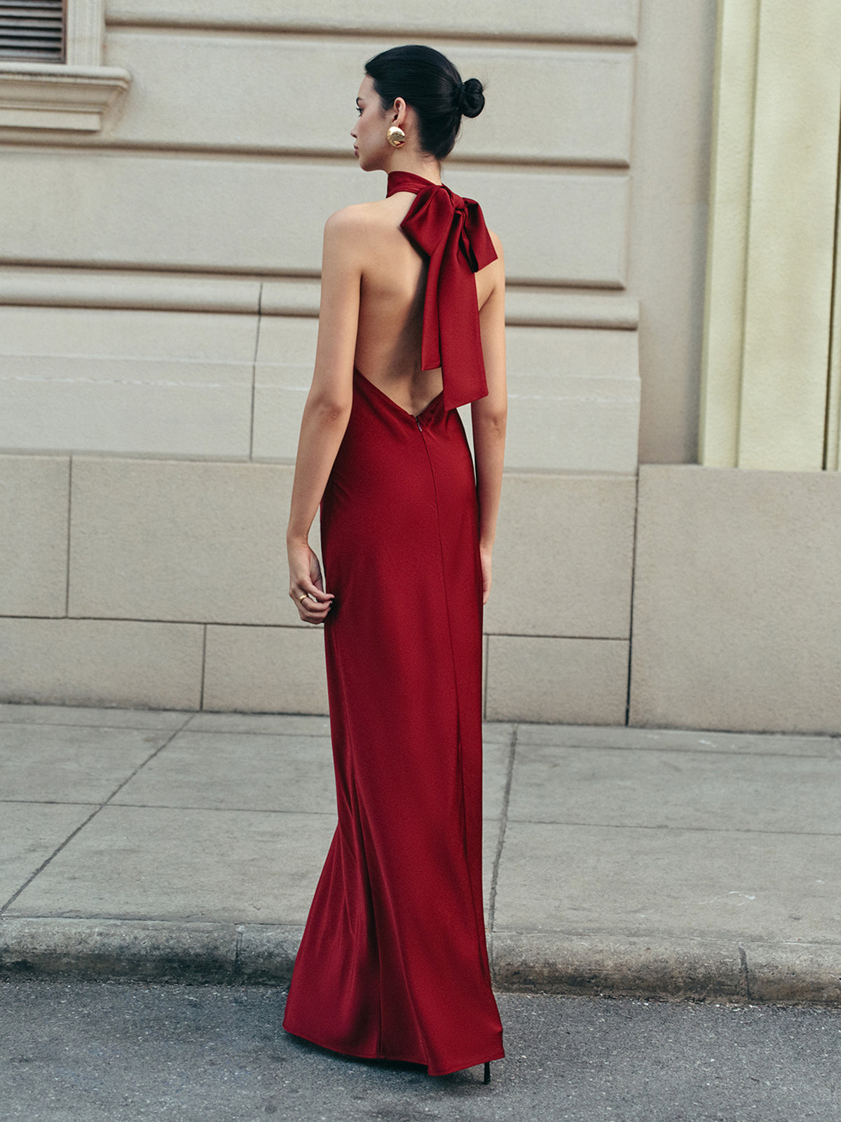 Robe longue élégante à col montant