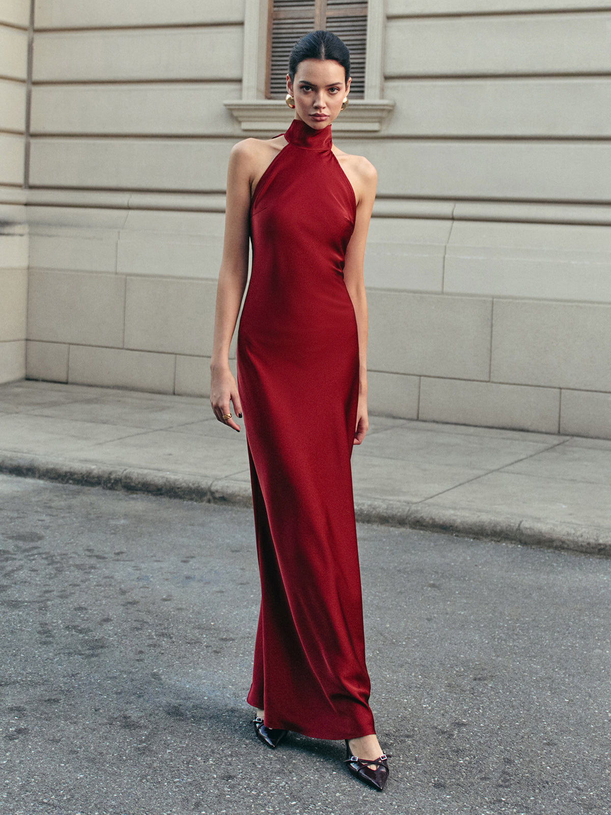 Robe longue élégante à col montant
