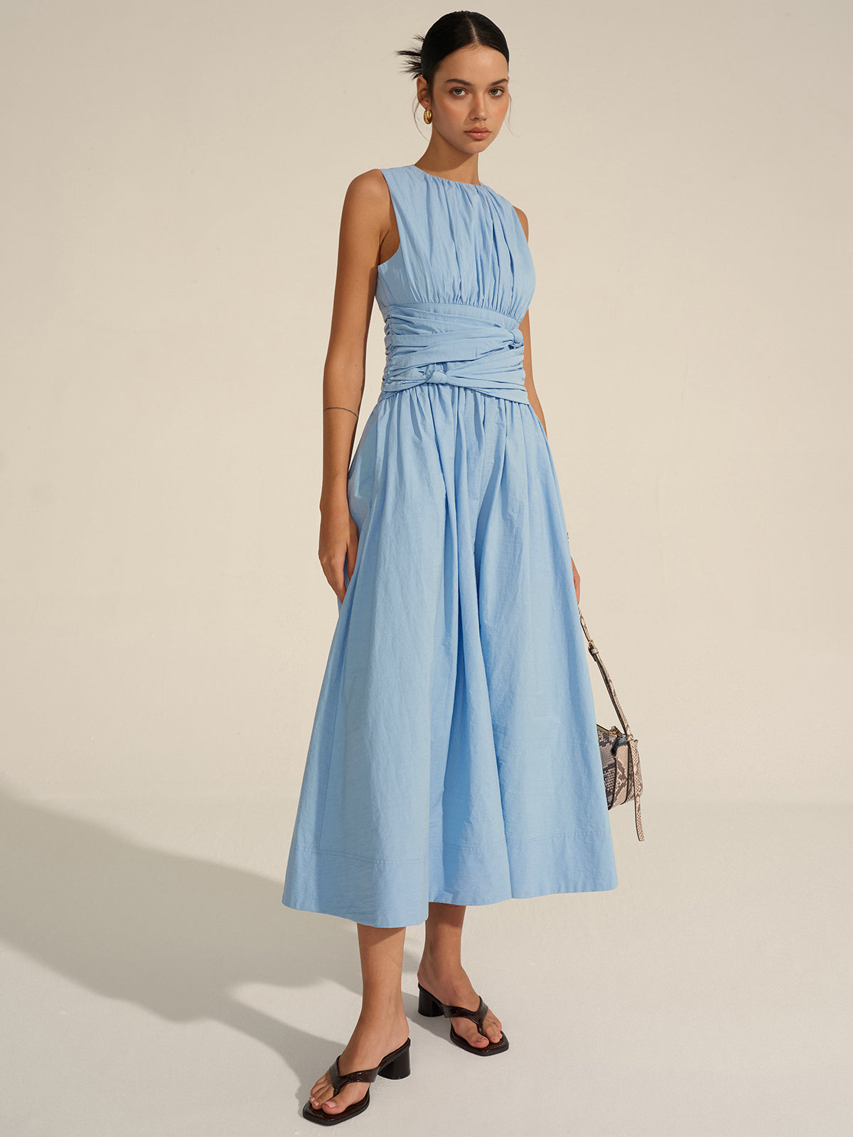 Robe midi élégante à taille drapée