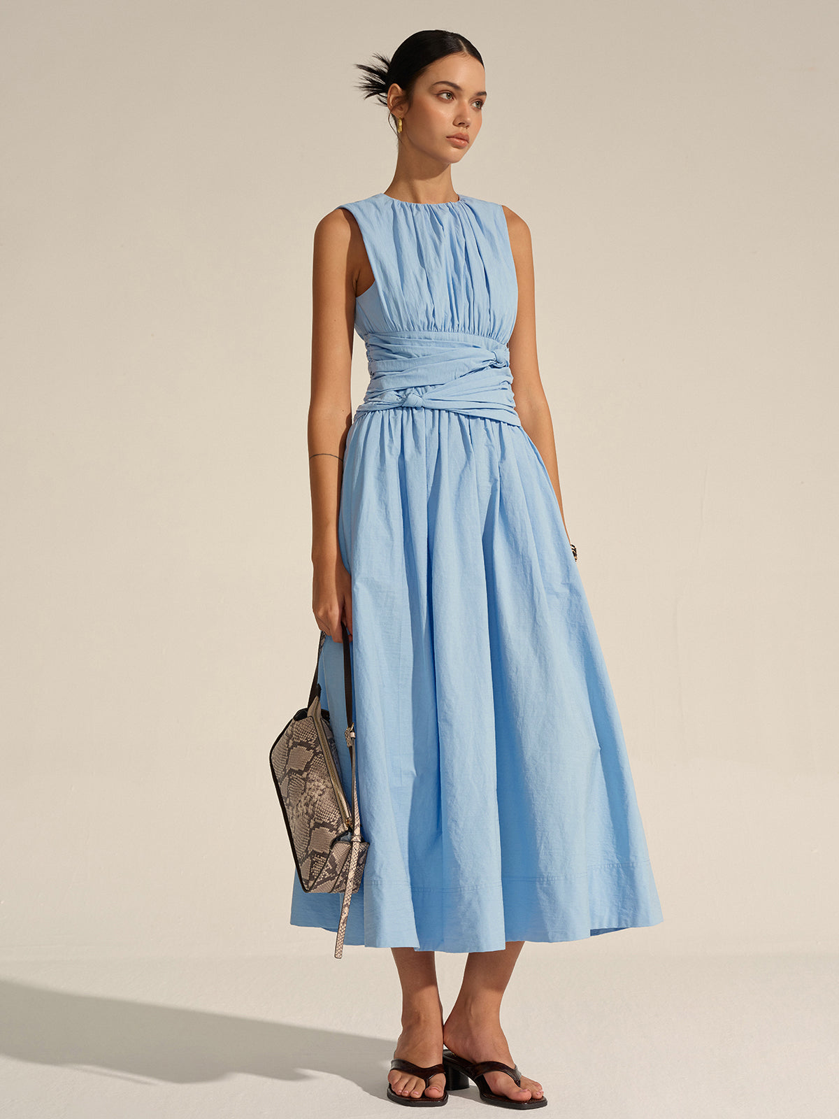 Robe midi élégante à taille drapée