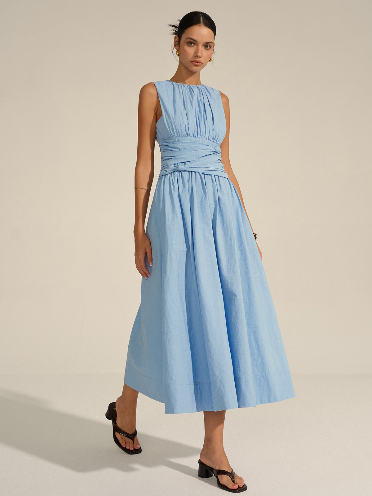 Robe midi élégante à taille drapée