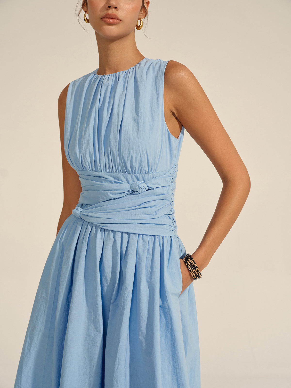 Robe midi élégante à taille drapée