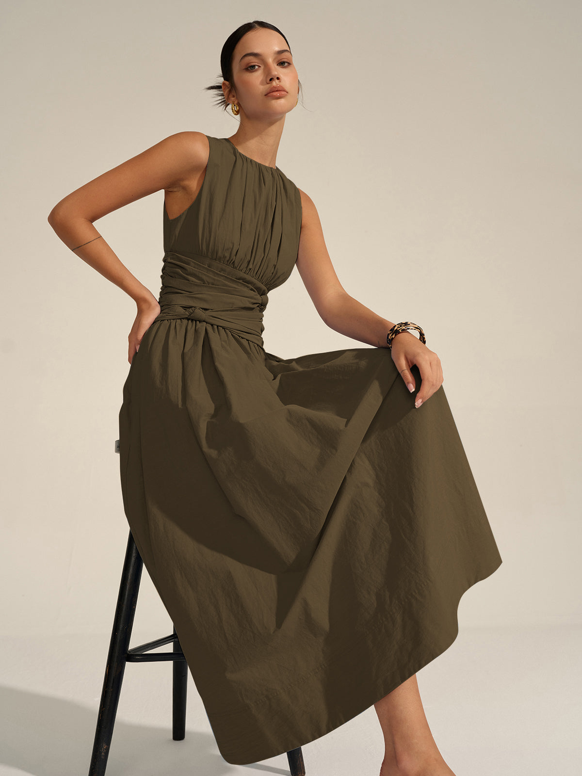 Robe midi élégante à taille drapée