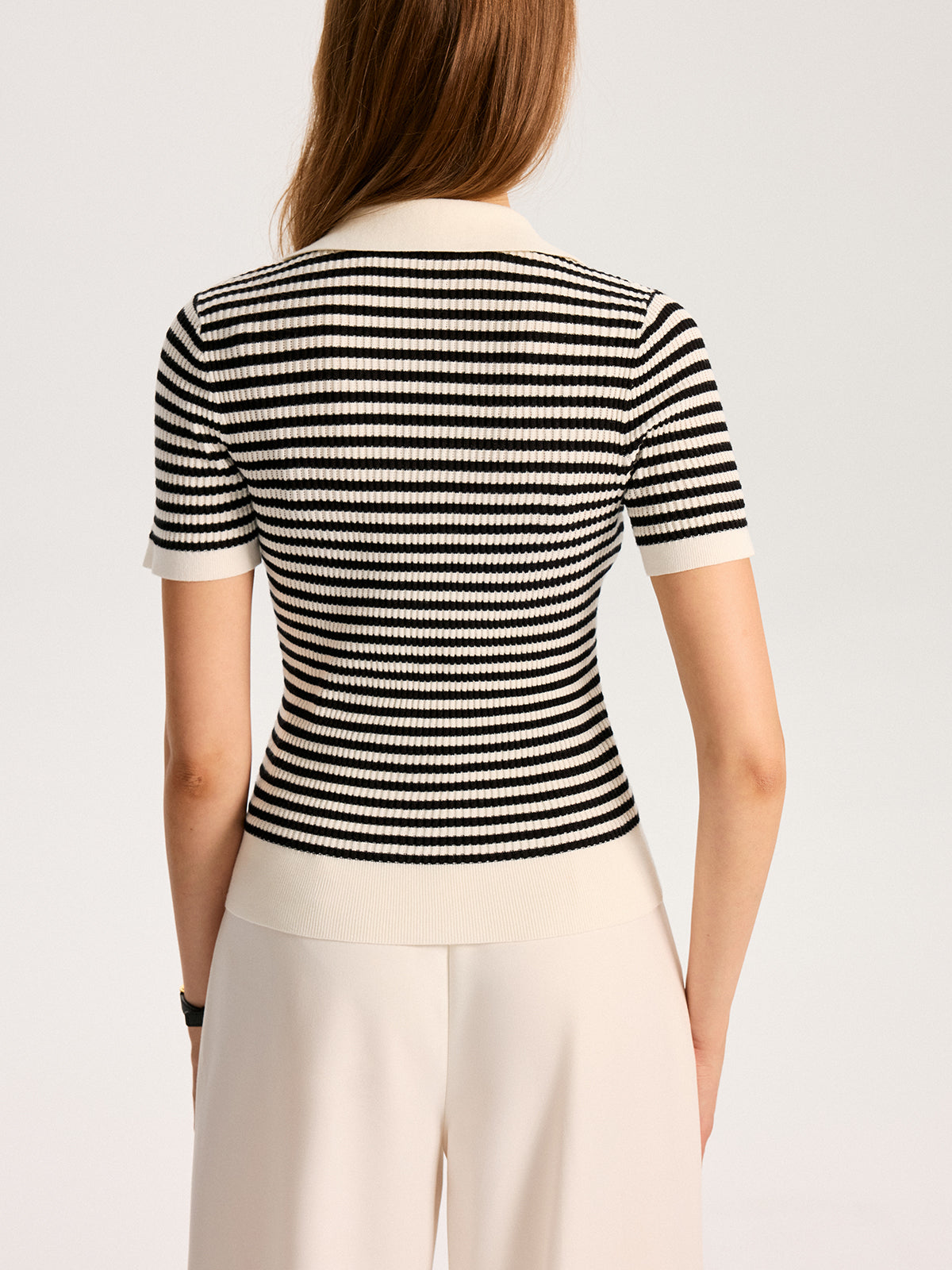 Polo rayé en maille élégante