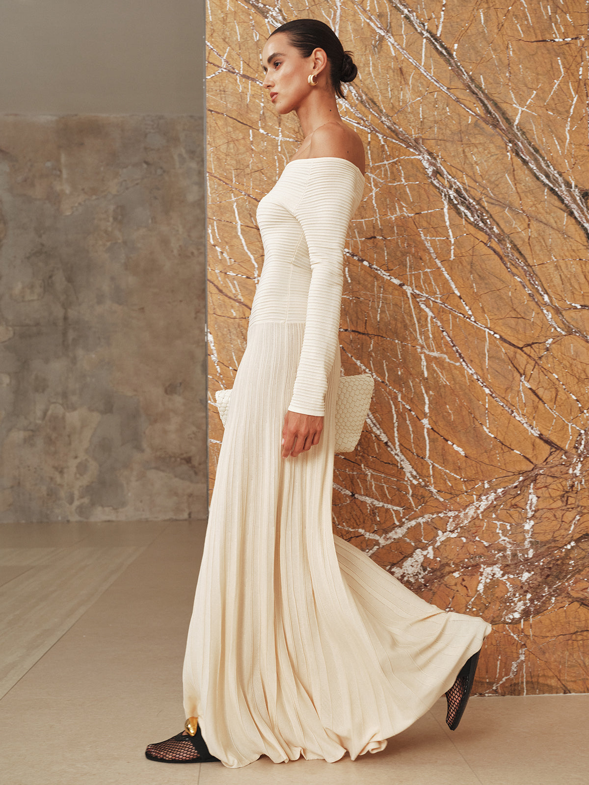 Robe longue off-shoulder en maille plissée