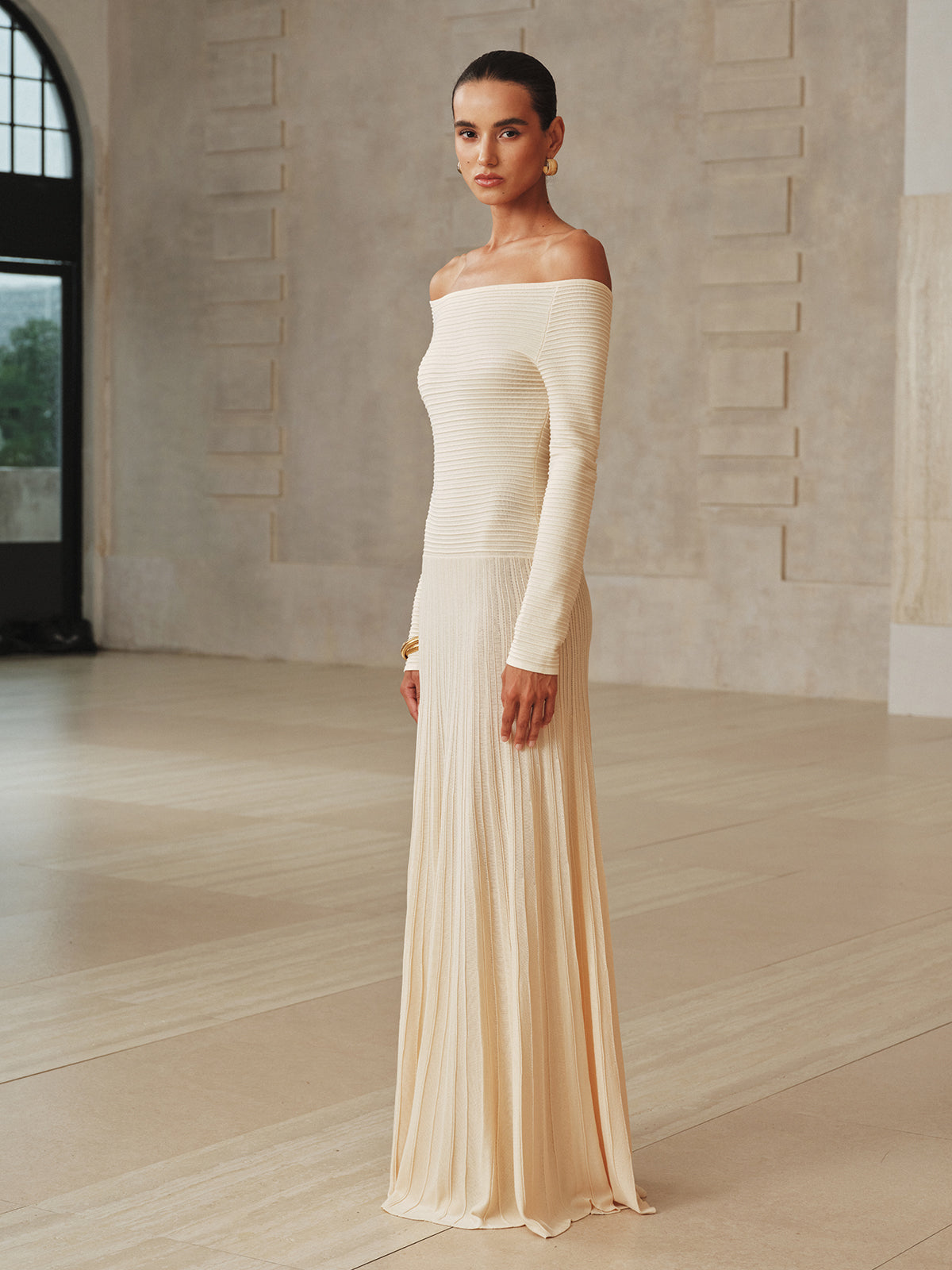 Robe longue off-shoulder en maille plissée