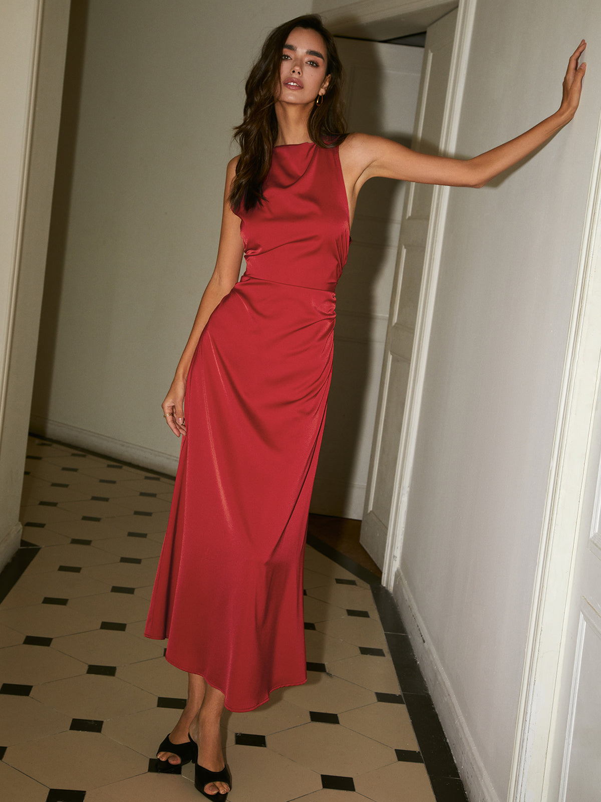 Robe longue satinée à dos nageur