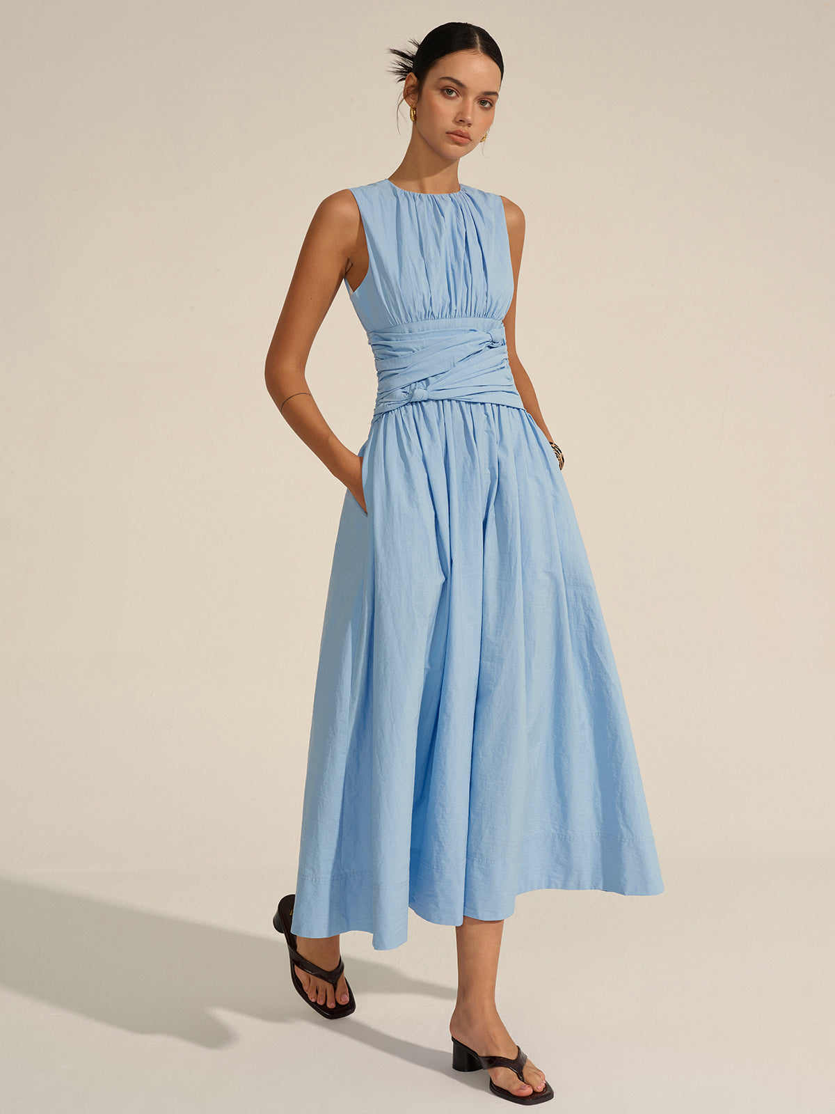 Robe midi élégante à taille drapée